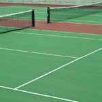 Quelle est l’importance de la couleur du revêtement pour les joueurs et les spectateurs sur la construction de court de tennis ?