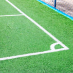 Comment les feedbacks des utilisateurs sont-ils utilisés pour améliorer un court de tennis durable et écologique à Toulon ?