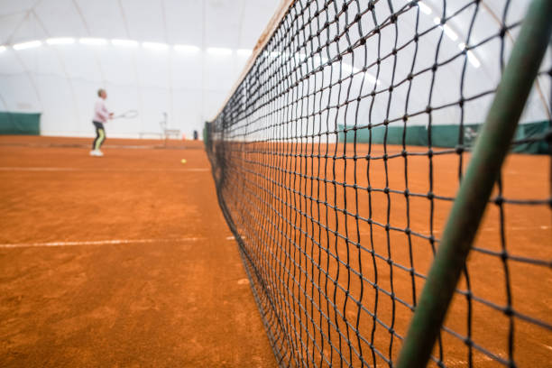 La rénovation d'un court de tennis à Nice dans les Alpes-Maritimes requiert une planification minutieuse, le choix judicieux des matériaux,