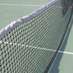 Comment un constructeur d’un court de tennis en béton poreux à Paris garantit-il la longévité du terrain malgré les conditions climatiques ?