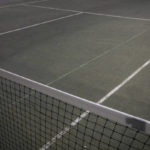 Comment un Constructeur de court de tennis en béton poreux à Paris gère-t-il les contraintes d’espace lors de l’installation ?