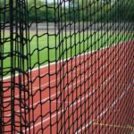 Comment la construction d’un terrain de tennis en gazon synthétique à Nice réduit-elle les besoins en maintenance ?