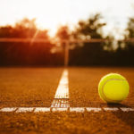 Pourquoi est-il avantageux de choisir un revêtement en béton pour la rénovation d’un court de tennis à Saint-Tropez ?