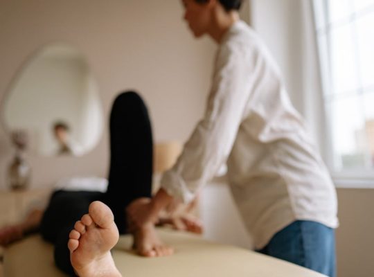 découvrez l'acupression, une technique de médecine traditionnelle chinoise qui utilise des points de pression pour soulager le stress, améliorer la circulation et favoriser le bien-être général. apprenez comment cette méthode naturelle peut transformer votre santé.