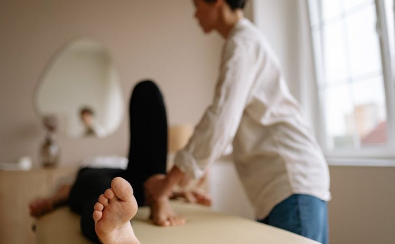 découvrez l'acupression, une technique de médecine traditionnelle chinoise qui utilise des points de pression pour soulager le stress, améliorer la circulation et favoriser le bien-être général. apprenez comment cette méthode naturelle peut transformer votre santé.