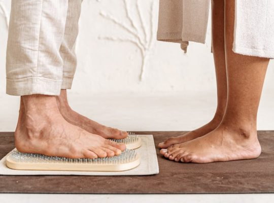 découvrez les bienfaits des tapis d'acupression : soulagement du stress, amélioration de la circulation sanguine, réduction des douleurs musculaires et bien-être général. apprenez comment intégrer cette pratique relaxante dans votre routine quotidienne.