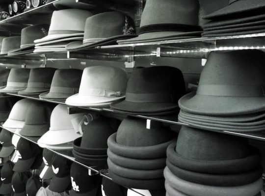 découvrez notre collection tendance de chapeaux pour tous les styles et occasions. protégez-vous du soleil avec élégance ou ajoutez une touche finale à votre tenue avec nos modèles uniques. explorez dès maintenant!