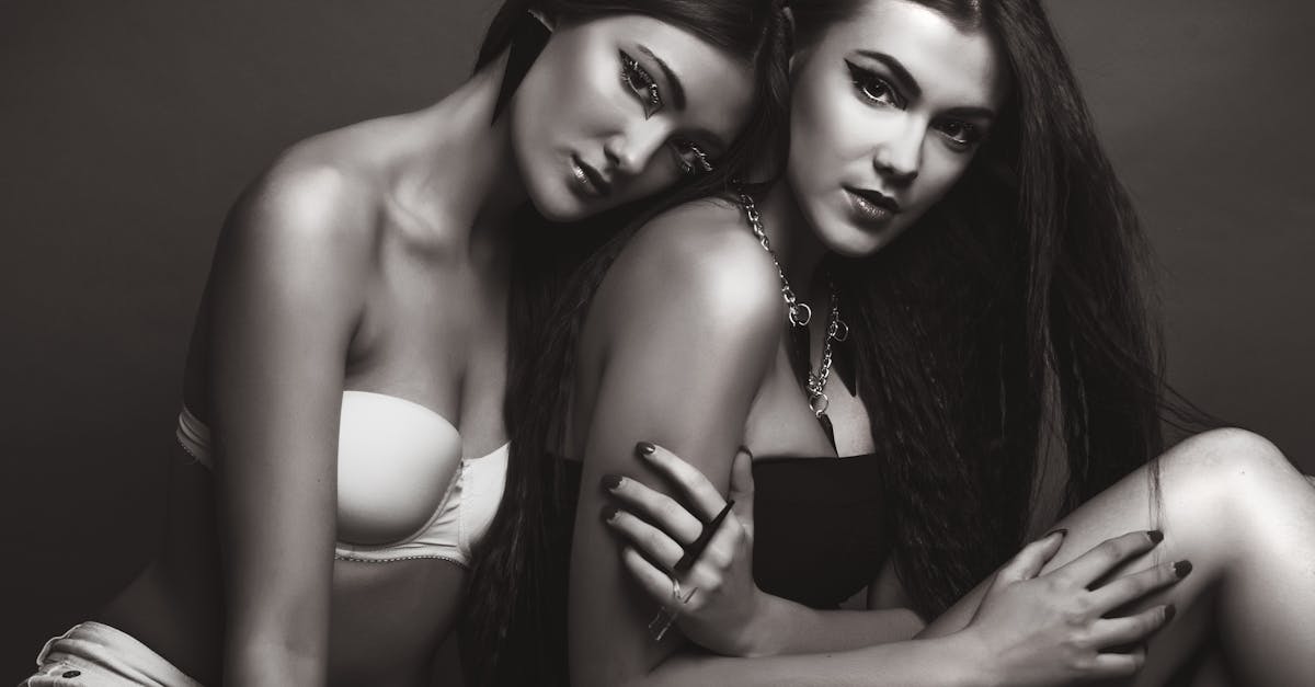 découvrez notre collection de lingerie élégante et raffinée, conçue pour sublimer votre silhouette. des ensembles délicats aux pièces audacieuses, trouvez le style qui vous fera sentir belle et confiante. explorez nos modèles en dentelle, satin et coton pour un confort optimal au quotidien.