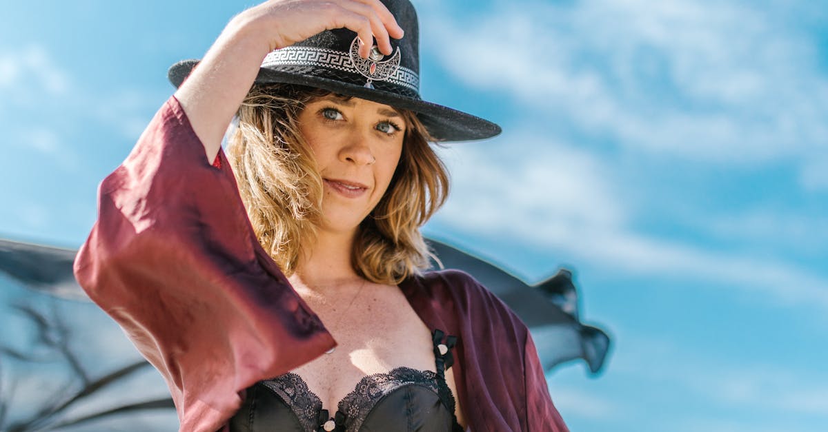 découvrez les dernières tendances en lingerie : des designs audacieux aux matières délicates, explorez comment allier confort et élégance pour sublimer votre silhouette tout en restant à la pointe de la mode.