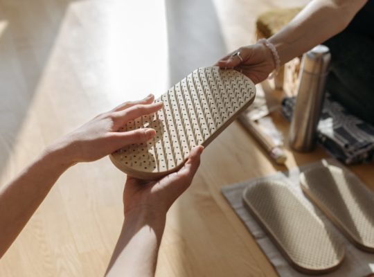 découvrez les bienfaits de l'acupression, une thérapie douce issue de la médecine traditionnelle chinoise. soulagez stress, douleurs et tensions grâce à des techniques simples et efficaces. apprenez à vous détendre et à améliorer votre bien-être au quotidien.