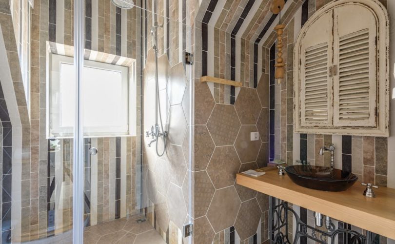 découvrez nos astuces et conseils pour une organisation optimale de votre salle de bain. transformez cet espace en un lieu fonctionnel et agréable grâce à des solutions de rangement malines et esthétiques.