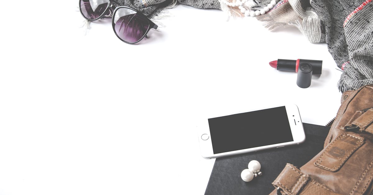 découvrez notre collection d'accessoires de mode tendance qui rehausseront votre style. que ce soit des sacs, bijoux ou foulards, trouvez les pièces parfaites pour exprimer votre personnalité et compléter toutes vos tenues.