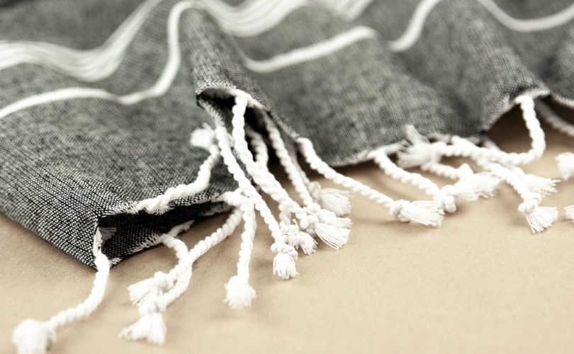 découvrez l'univers des foutas, ces élégantes serviettes en coton ultra-absorbantes, parfaites pour la plage ou le bain. offrant style et confort, les foutas se déclinent en de nombreuses couleurs et motifs pour sublimer vos moments de détente.