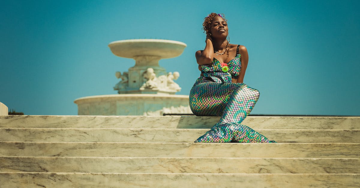 découvrez notre magnifique costume de sirène, idéal pour les fêtes, les carnavals ou les soirées à thème. plongez dans un monde féerique avec des designs scintillants et des détails envoûtants qui feront briller vos yeux. parfait pour un look éblouissant et mémorable!