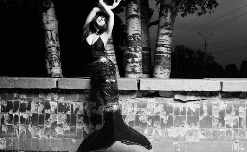 découvrez notre incroyable collection de costumes de sirène, parfaits pour les fêtes, les carnavals ou vos événements costumés. plongez dans un univers féérique avec des designs colorés et des détails scintillants qui éveilleront votre imagination.