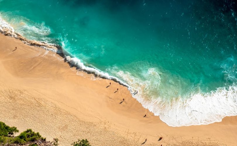 découvrez bali, l'île indonésienne réputée pour ses plages paradisiaques, ses rizières luxuriantes, sa culture unique et ses temples mystiques. voyagez à bali pour une expérience inoubliable entre détente, aventure et spiritualité.