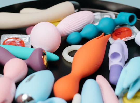 découvrez notre sélection de sextoys pour tous les plaisirs et envies. trouvez des accessoires intimes de qualité, sûrs et discrets pour pimenter votre vie amoureuse. livraison rapide et secrète.