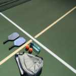 Quelles solutions prévoir pour limiter l’éblouissement pendant les matchs sur un terrain de pickleball ?