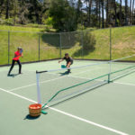 Comment éviter les problèmes de soleil gênant lors de la construction d’un terrain de pickleball extérieur ?